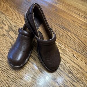 BOC Born Brown Leather Slip-on Shoes Size 9.5 Womens. Textured Pattern‎